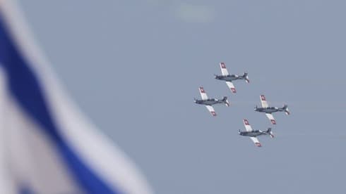 El año pasado la exhibición aérea por Yom Haatzmaut sobrevoló hospitales para homenajear al personal de salud. (Motti Kimchi) El año pasado la exhibición aérea por Yom Haatzmaut sobrevoló hospitales para homenajear al personal de salud.