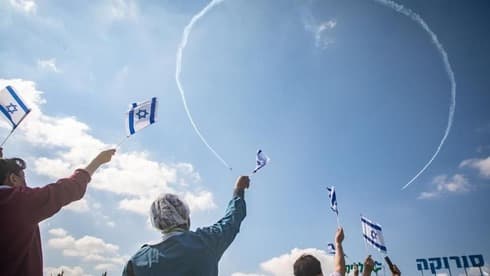 Los pilotos acrobáticos practican para la exhibición aérea. 