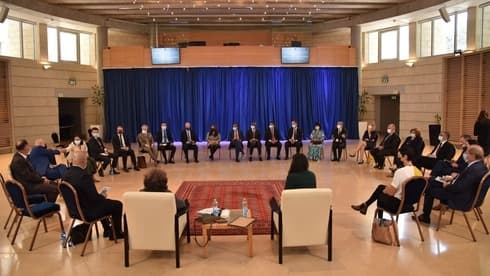 Los embajadores en el evento "Memoria en la sala de estar". (Ministerio de Relaciones Exteriores de Israel) Los embajadores en el evento "Memoria en la sala de estar".