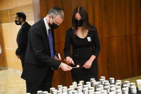 El presidente de la Knesset, Yariv Levin, enciende la vela yiskor en el Parlamento. (Dani Shem Tov/Knesset) El presidente de la Knesset, Yariv Levin, enciende la vela yiskor en el Parlamento.