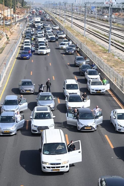 El tráfico vehicular se detuvo en todo el país para guardar dos minutos de silencio en homenaje a los judíos asesinados por los nazis. (Yair Sagi) El tráfico vehicular se detuvo en todo el país para guardar dos minutos de silencio en homenaje a los judíos asesinados por los nazis.
