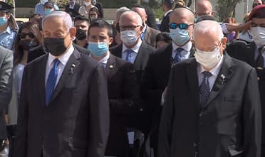 Benjamín Netanyahu y Reuven Rivlin durante la ceremonia en Yad Vashem. (Oficina de Prensa del Gobierno de Israel.) Benjamín Netanyahu y Reuven Rivlin durante la ceremonia en Yad Vashem.