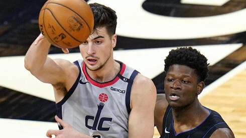 Avdija durante unos de sus primeros partidos en la NBA. 