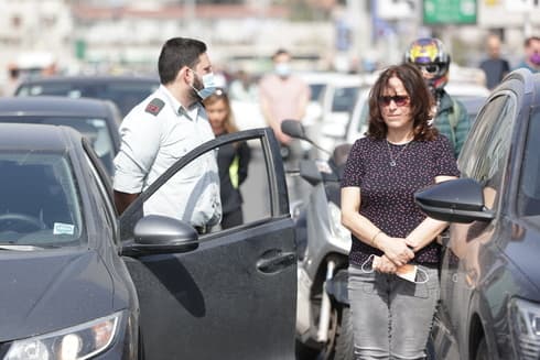 Los Israelíes salen de sus vehículos para guardar dos minutos para recordar a las víctimas en Tel Aviv. (Tal Shahar) El presidente de la Israelíes guardan silencio durante dos minutos para recordar a las víctimas en Tel Aviv., Yariv Levin, enciende la vela yiskor en el Parlamento.
