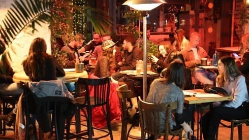La reactivación económica israelí se refleja en una drástica reducción de la tasa de desempleo. (Reuters) Un restaurante de Tel Aviv repleto de personas a principios de abril.