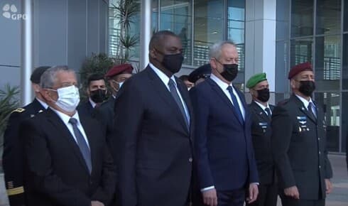 El secretario de Defensa estadounidense, Lloyd Austin, y el ministro de Defensa, Benny Gantz, durante la visita del funcionario norteamericano a Israel. (Oficina de Prensa del Gobierno de Israel) Lloyd Austin y Benny Gantz en la sede del Ministerio de Defensa en Tel Aviv.
