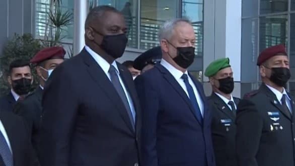 Lloyd Austin y Benny Gantz en la sede del Ministerio de Defensa en Tel Aviv.