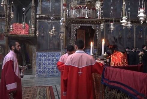 Oraciones en la Catedral de Santiago en el barrio armenio de la Ciudad Vieja de Jerusalem. (Captura de pantalla) Oraciones en la Catedral de Santiago en el barrio armenio de la Ciudad Vieja de Jerusalem.