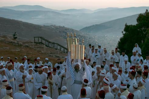Fieles samaritanos rezan en el monte Gerizim mientras celebran Shavuot al amanecer, junio de 2017. (AFP) Fieles samaritanos rezan en el monte Gerizim mientras celebran Shavuot al amanecer, junio de 2017.