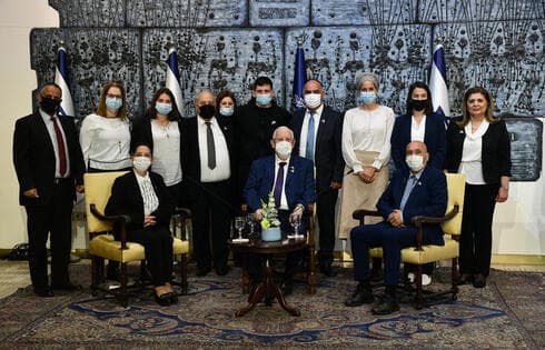 El presidente Reuven Rivlin con las familias en duelo. (Haim Tzach/Oficina de Prensa del Gobierno de Israel) El presidente Reuven Rivlin con las familias en duelo.
