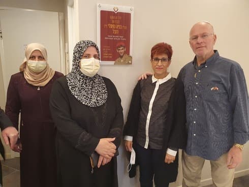 Ada y Zavik Rubel junto a Sahar Sabra en la entrada de la habitación en la que se alojó. (Lihy Krupnik) Ada y Zavik Rubel junto a Sahar Sabra en la entrada de la habitación en la que se alojó.