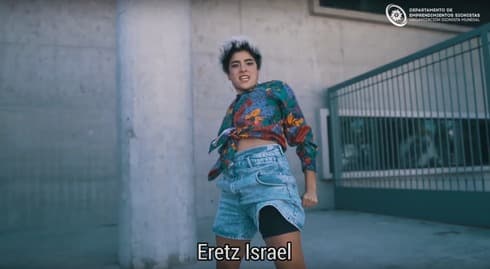 Otra escena del video de La Kosher Nostra. 