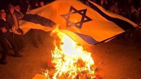 Quema de bandera israelí en el barrio Mea Shearim de Jerusalem. 