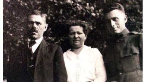 El rabino Shalom Zvi Davidowitz y su suegro Shmuel Blum en Filadelfia en la década de 1920. (Cortesía de la Organización Sionista Mundial) El rabino Shalom Zvi Davidowitz y su suegro Shmuel Blum en Filadelfia en la década de 1920.