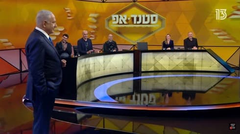 El primer ministro Netanyahu, en su versión de comediante en la televisión israelí. (Canal 13) Netanyahu TV Stand Up Nation