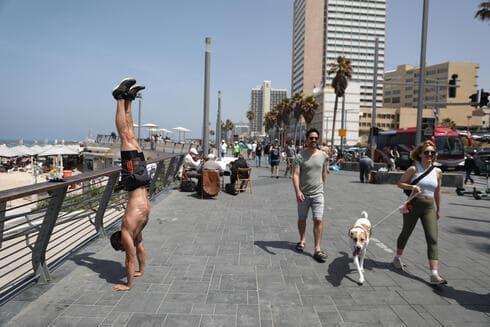 Israelíes pasean por Tel Aviv ya sin máscaras el sábado, un día antes de que se oficialice la medida que pone fin a su obligatoriedad. (EPA) Israelíes pasean por Tel Aviv ya sin máscaras el sábado, un día antes de que se oficialice la medida que pone fin a su obligatoriedad.