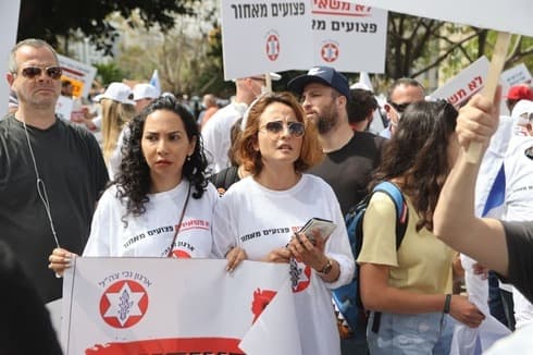 Familiares de Saidyan, el exsoldado que se prendió fuego en protesta contra la falta de respuesta de las autoridades. (Motti Kimchi) Familiares de Saidyan, el exsoldado que se prendió fuego en protesta contra la falta de respuesta de las autoridades.