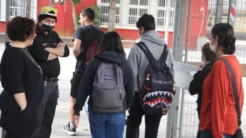 Alumnos de enseñanza superior regresan a la escuela después de un año de interrupciones a causa de la pandemia de coronavirus. (Motti Kimchi) Alumnos de enseñanza superior regresan a la escuela después de un año de interrupciones a causa de la pandemia de coronavirus.