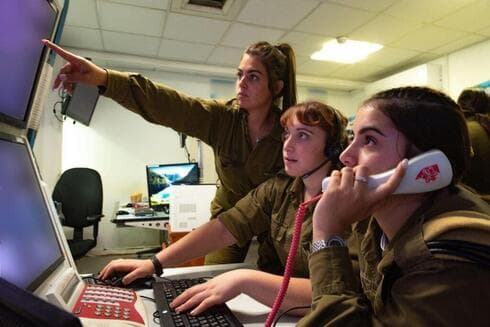 Con los ojos pegados a la pantalla, la Unidad de Recolección de Información de las FDI sirven de guía para importantes operativos del ejército de Israel. (FDI) Mujeres Recolección FDI