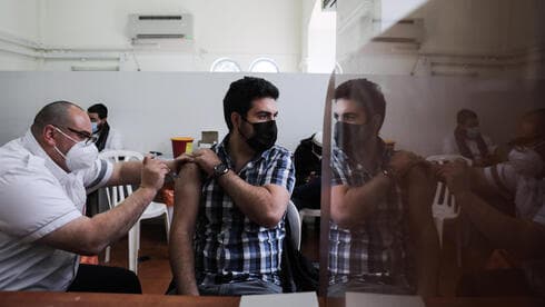 Un hombre recibe la vacuna contra el coronavirus en Jerusalem. 