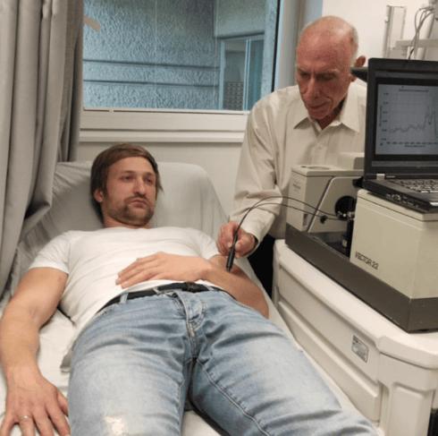 El profesor Abraham Katzir, al frente de la investigación, prueba la tecnología. (Universidad de Tel Aviv) El profesor Abraham Katzir, al frente de la investigación, prueba la tecnología.