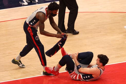 El alero de los Washington Wizards, el israelí Deni Avdija, es asistido por su compañero Jordan Bell después de lesionarse en el partido contra Golden State. (Reuters) El alero de los Washington Wizards, el israelí Deni Avdija, es asistido por su compañero Jordan Bell después de lesionarse en el partido contra Golden State.