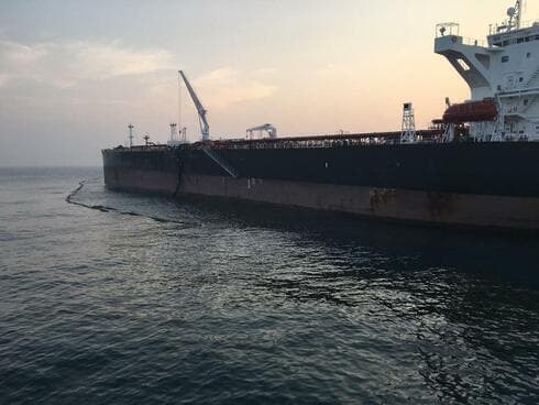 Un petrolero en la costa de Ashdod rodeado de un charco de petróleo después de la rotura de un oleoducto. (Ministerio de Protección Ambiental) Un petrolero en la costa de Ashdod rodeado de un charco de petróleo después de la rotura de un oleoducto.