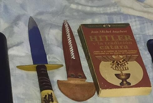Los sospechosos tenían en su poder armas y literatura nazi. 