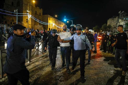 Un palestino es detenido a las afuera de la Ciudad Vieja de Jerusalem tras enfrentarse con judíos. 