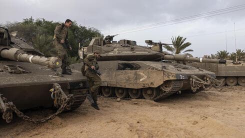 Tanques del Ejército de Israel toman posición frente a la frontera de Gaza el sábado después del lanzamiento de cohetes. 