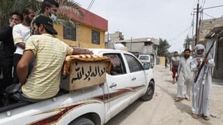 Iraquíes transportan el féretro de un familiar que murió durante el incendio en el hospital Ibn al-Khatib de Bagdad. 