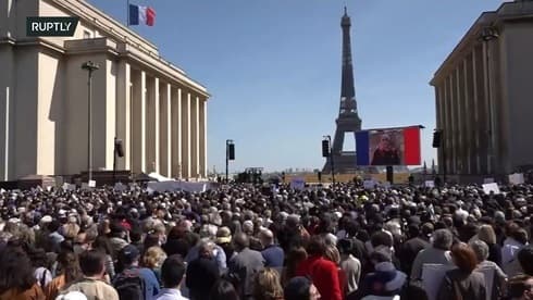 Miles de personas asisten a una protesta en París el domingo por la decisión de la justicia de eximir de juicio al asesino de Sarah Halimi. Miles de personas asisten a una protesta en París el domingo por la decisión de la justicia de eximir de juicio al asesino de Sarah Halimi.