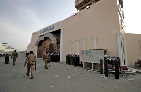Fuerzas de seguridad iraquíes en la puerta del Hospital Ibn Al-Khatib de Bagdad tras el incendio. (AFP) Fuerzas de seguridad iraquíes en la puerta del Hospital Ibn Al-Khatib de Bagdad tras el incendio.