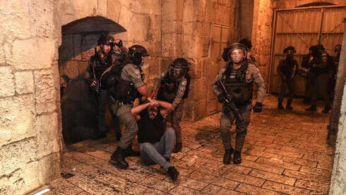 Enfrentamientos entre policías israelíes y palestinos en Jerusalem Este.