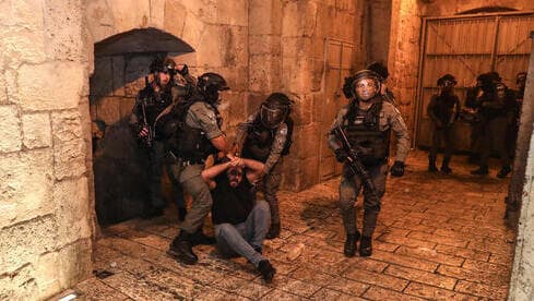 Enfrentamientos entre policías israelíes y palestinos en Jerusalem Este.