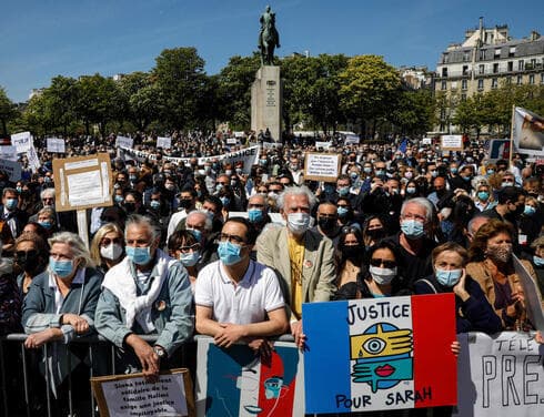 Protesta en París en repudio a la decisión del máximo tribunal de no juzgar al asesino de una mujer judía. (AFP) Protesta en París en repudio a la decisión del máximo tribunal de no juzgar al asesino de una mujer judía.