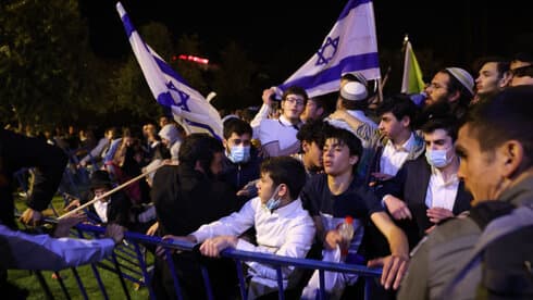 Miembros del grupo de extrema derecha Lehava chocan con policías israelíes en Jerusalem.