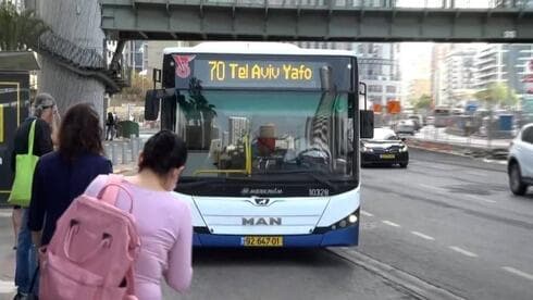 Israelíes esperan para abordar el autobús en Ramat Gan. 
