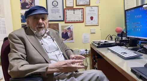 Walter Bingham en su oficina de Jerusalem. 