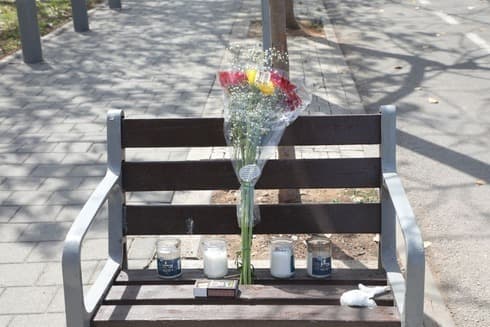 Un ramo y unas velas forman un improvisado memorial frente al centro forense de Abu Kabir en Tel Aviv, donde fueron llevados los cuerpos de las víctimas para su identificación. (Dana Kopel ) Un ramo y unas velas forman un improvisado memorial frente al centro forense de Abu Kabir en Tel Aviv, donde fueron llevados los cuerpos de las víctimas para su identificación.