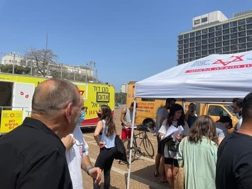 Israelíes donan sangre en la plaza Rabin, de Tel Aviv, tras el desastre de Meron. (Municipalidad de Tel Aviv ) Israelíes donan sangre en la plaza Rabin, de Tel Aviv, tras el desastre de Meron.