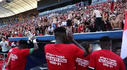 Los jugadores de Hapoel Jerusalem celebran el ascenso de cara a los hinchas, quienes a su vez son los dueños del club. (ONE) Hapoel Jerusalem