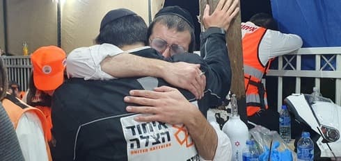 Asistentes lloran la tragedia de LagBaOmer. 