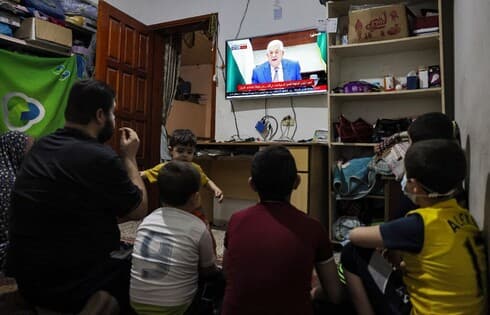 Una familia palestina se entera de la noticia por televisión: no habrá elecciones palestinas. (AFP) Abbas Elecciones