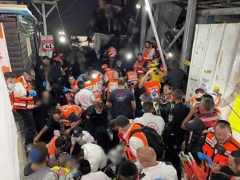 Voluntarios durante el traslado de heridos ayer en Merón. 
