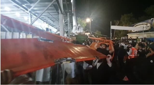 Evacuación de los heridos durante la tragedia. 