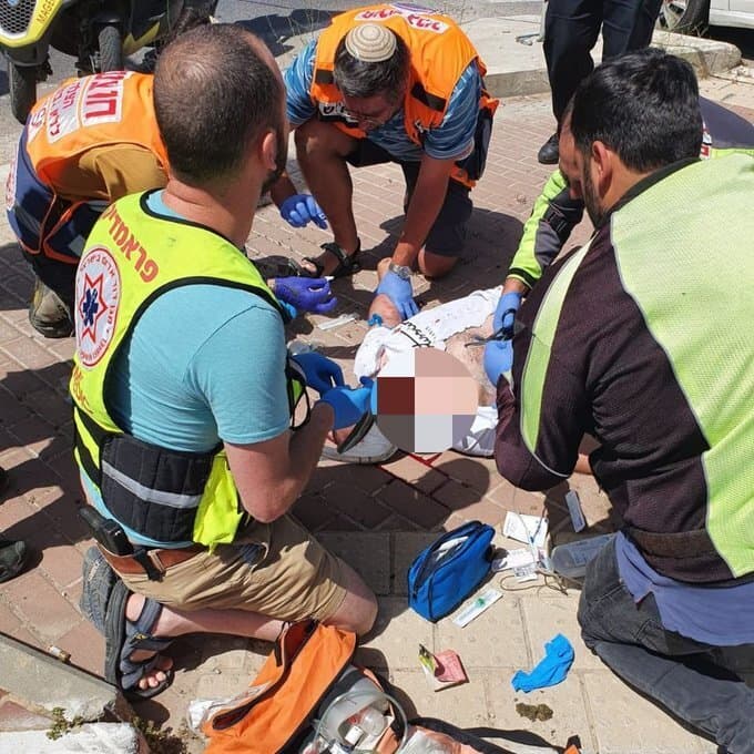 El terrorista fue neutralizado con un disparo y evacuado a un hospital de Jerusalem. (Moked News) Terrorista