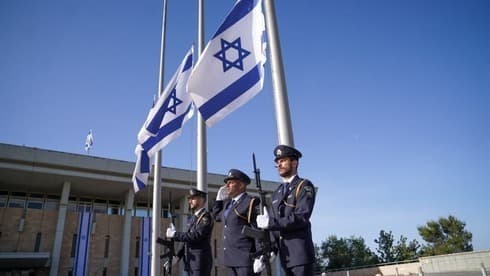 Banderas a media asta en señal de duelo por la tragedia de Meron frente a la Knesset. 