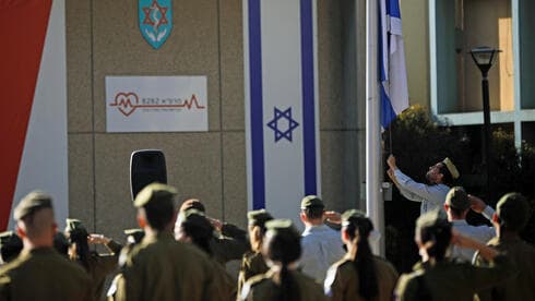 Formación de tropas israelíes mientras la bandera es arriada a media asta durante el día de duelo en Israel. 