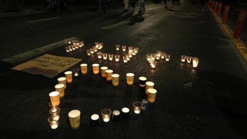 Velas conmemorativas encendidas en Jerusalem en homenaje a las víctimas de Meron. (Reuters) Velas conmemorativas encendidas en Jerusalem en homenaje a las víctimas de Meron.